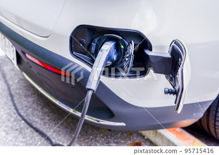 電動汽車充電 電動汽車充電 95715416