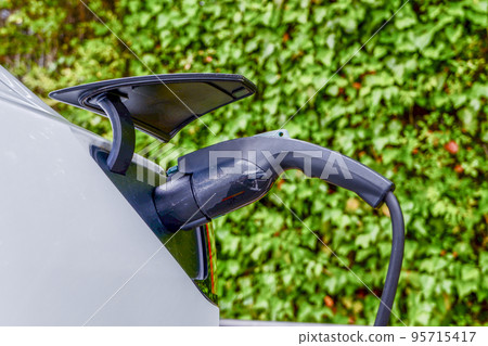 電動汽車充電 電動汽車充電 95715417