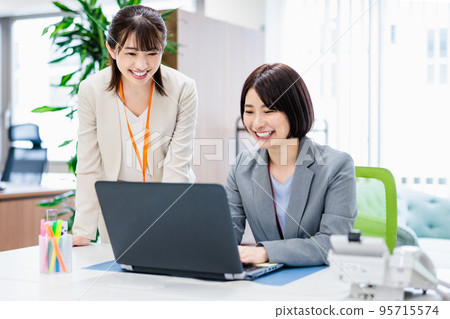 朝向PC的女商人在辦公室 朝向PC的女商人在辦公室 95715574