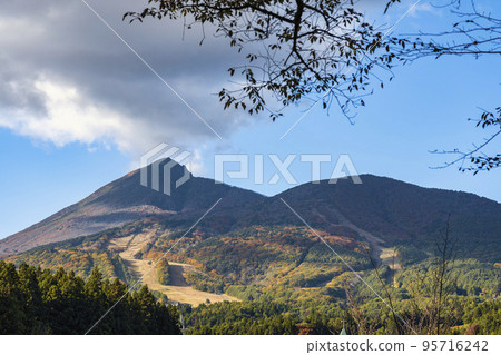 福島縣豬苗代町秋天從龜城城址公園（舊城址）眺望的萬代山 95716242