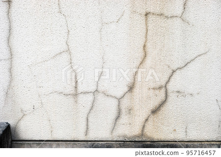 Cracks in the outer wall of the factory, asbestos-containing construction material ricin spraying 95716457