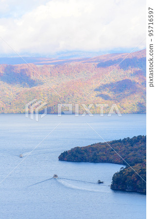 從小岳台穿越廣闊的十和田湖的遊覽船 從小岳台穿越廣闊的十和田湖的遊覽船 95716597