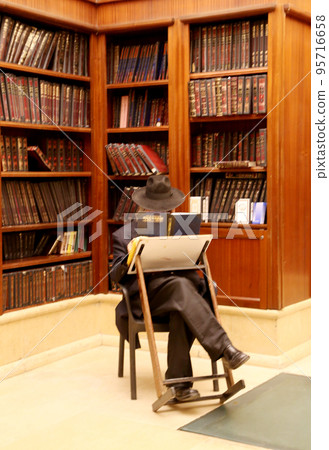 Jewish people read prayer near western wailing wall 95716658