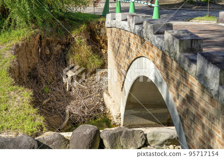 山形縣川西町被暴雨沖走的災難橋傷痕 山形縣川西町被暴雨沖走的災難橋傷痕 95717154