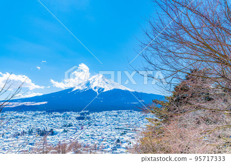 [Mount Fuji material] The cityscape of Fujiyoshida city seen from Arakurayama Sengen Park in winter [Yamanashi Prefecture] 95717333