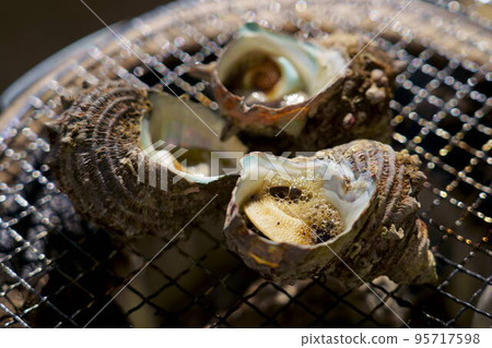 在木炭火盆上烤的美味頭巾貝殼 95717598