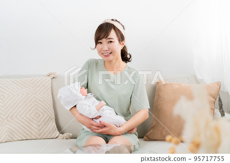日本婦女分娩和抱著嬰兒（產假） 95717755
