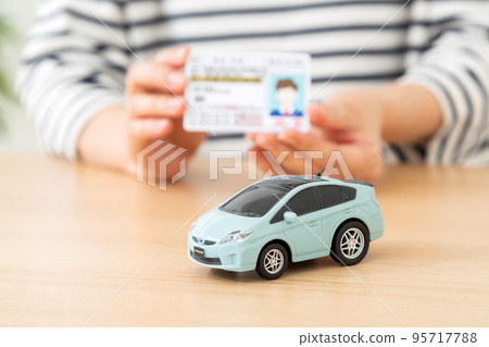 有駕照和車模的中年婦女 95717788