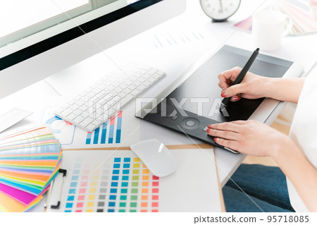 一位女性平面設計師和插畫家使用數位板 95718085