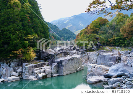 [Nagano] Nezame no Toko dyed in autumn leaves 95718100