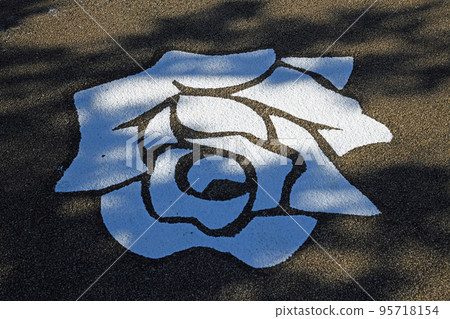 在瀝青畫的玫瑰標記 95718154