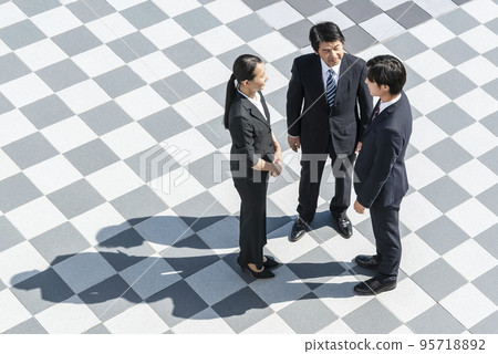 Businessman and businesswoman talking in the plaza 95718892