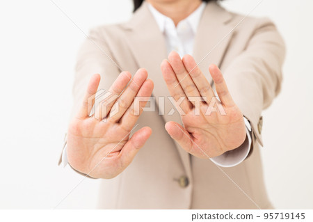 一個用雙手拒絕的西裝的中間女人 一個用雙手拒絕的西裝的中間女人 95719145