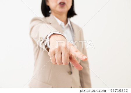 一個穿西裝的中年女商人做權力騷擾 一個穿西裝的中年女商人做權力騷擾 95719222