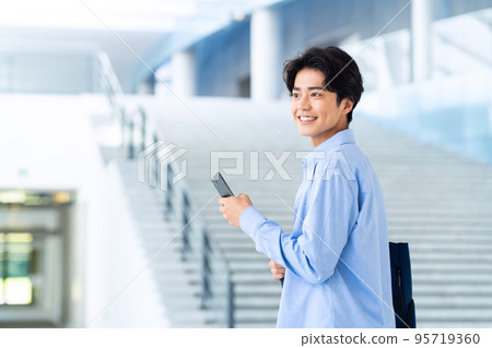 男大學生校園生活學生通勤 95719360