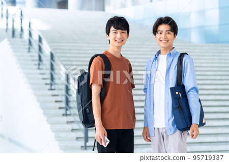 男大學生校園生活智能手機學生 95719387