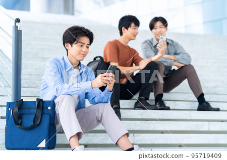 男大學生校園生活學生智能手機 95719409