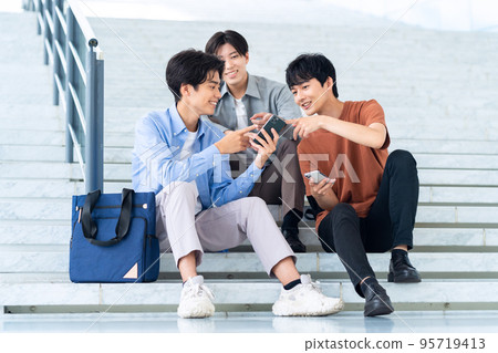 男大學生校園生活學生智能手機 95719413