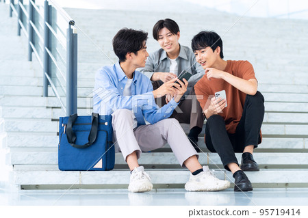 男大學生校園生活學生智能手機 95719414