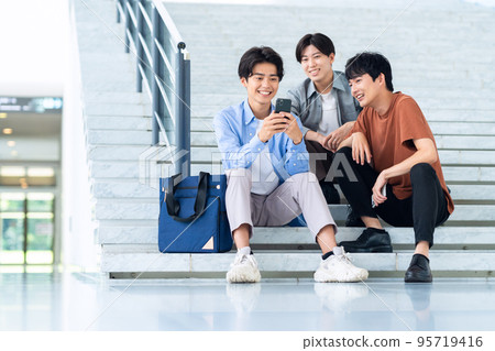 男大學生校園生活學生智能手機 95719416