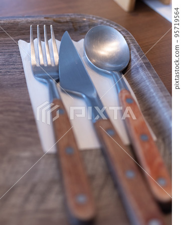 桌子上的叉子和刀 桌子上的叉子和刀 95719564
