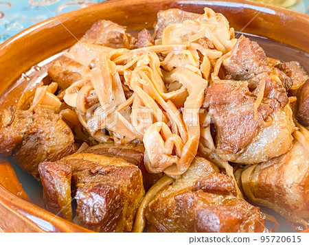 Chinese Shanghainese cuisine, 笋紅 yakiniku (simmered pork belly cubes with bamboo shoots) 95720615