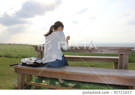 The sky and the back of a woman 95721057