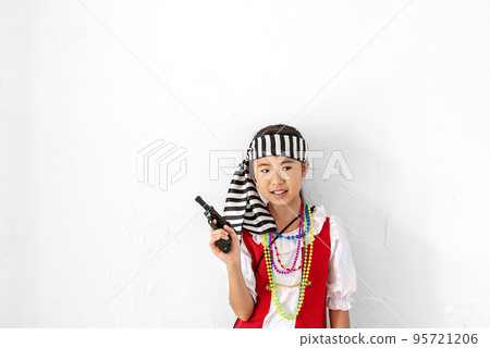 Child in pirate costume for Halloween 95721206