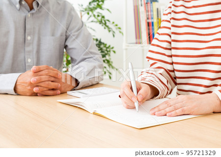 計算家庭預算的中間夫婦 95721329