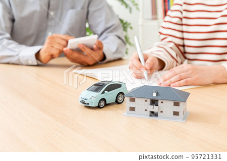 計算家庭預算的中年夫婦和汽車和房子的模型 95721331
