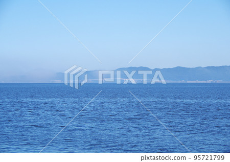 濃霧中海的晨景 95721799