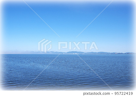濃霧中海的晨景（插畫風格） 95722419