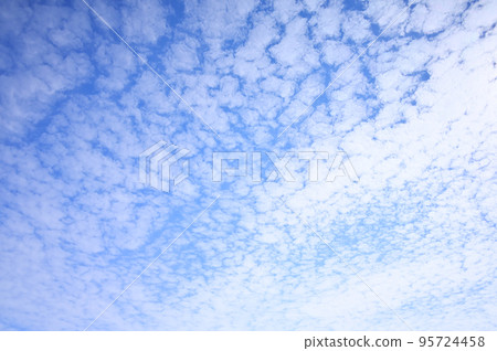 漂浮在秋天藍天的鱗片雲彩 95724458