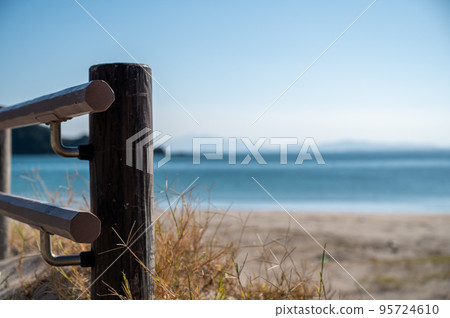 夏天在吉莫海灘的藍天和美麗的沙灘和大海 95724610