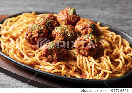 美味的鐵板肉丸那不勒斯 美味的鐵板肉丸那不勒斯 95724836