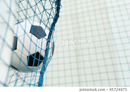 足球擊中球門網 95724973