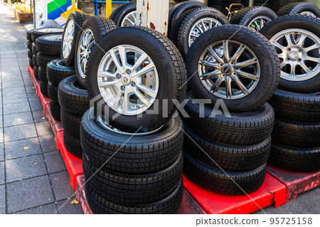 無釘輪胎在車間前排列 95725158