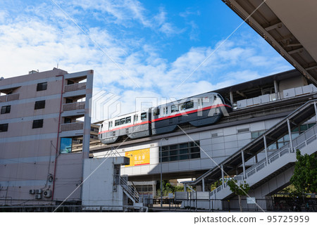 單軌電車停在沖繩那霸的Yui Rail牧志站 單軌電車停在沖繩那霸的Yui Rail牧志站 95725959
