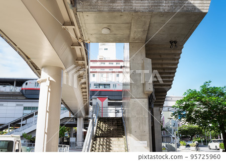 沖繩那霸Yui Rail牧志站附近的單軌電車 95725960