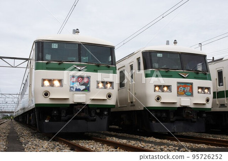 兩輛 185 系列列車在車站排隊(L 特快大通子和 L 特快白根) 兩輛 185 系列列車在車站排隊(L 特快大通子和 L 特快白根) 95726252