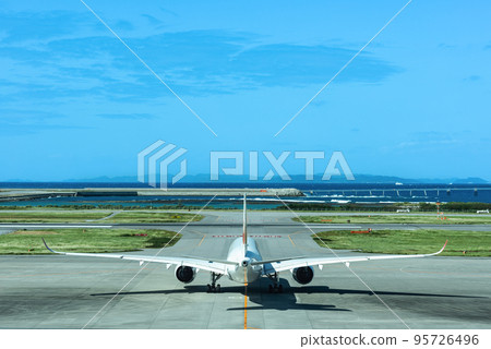 沖繩那霸機場等待起飛的飛機 95726496