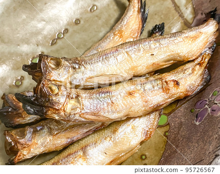 Charcoal-grilled Shishamo 95726567