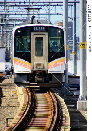 To the elevated Niigata Station... E129 series with cold and snow resistant structure 95726905