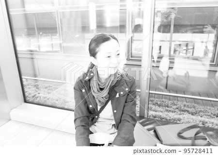 照片:一位 30 多歲的女性在休息日休息 照片:一位 30 多歲的女性在休息日休息 95728411