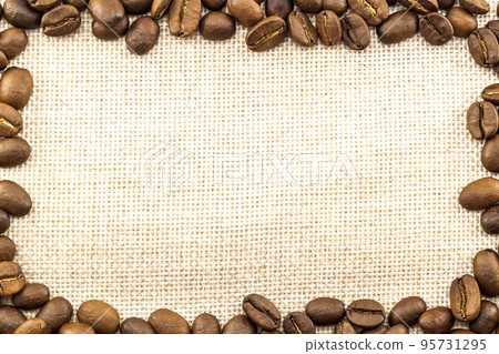 Burlap Sackcloth Canvas and Coffee Beans Placed Round in Circle 95731295