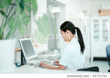 在護士站工作的護士 95731701