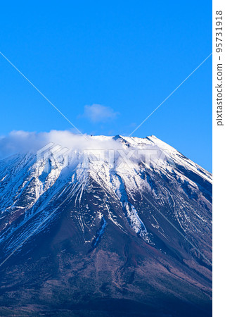 被雪覆蓋的富士山,深秋的景象 被雪覆蓋的富士山,深秋的景象 95731918