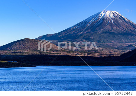 Snow-covered Mt.Fuji and a clear sky, superb view from Lake Motosuko Snow-covered Mt.Fuji and a clear sky, superb view from Lake Motosuko 95732442