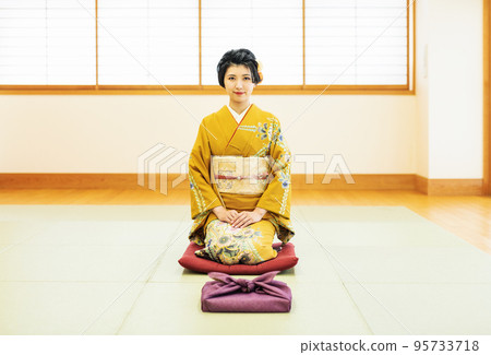 和服的紀念品和婦女 95733718