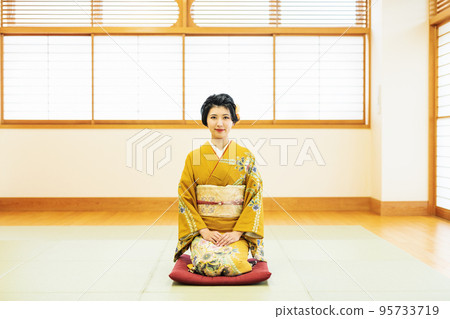 一個穿著和服的女人在日式房間裡跪著 95733719